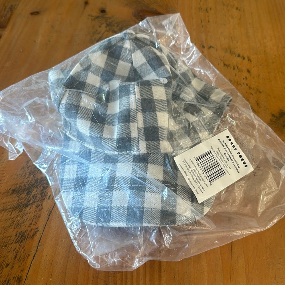 Cocus Pocus NWT plaid hat in navy and white